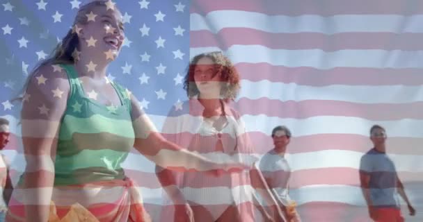 Animace Vlajky Usa Nad Různými Přáteli Procházející Pláži Vlastenectví Koncepce — Stock video