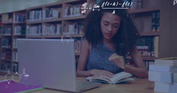 Animación Ecuaciones Matemáticas Sobre Feliz Estudiante Biracial Utilizando Ordenador Portátil — Vídeo de stock
