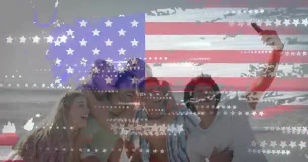 Анимация Флага Сша Над Счастливыми Друзьями Пляже Летом Американский Патриотизм — стоковое видео