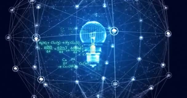 暗い背景の電球とネットワーク上の化学方程式のアニメーション ネットワーク エネルギー デジタル インターフェイス 研究およびコミュニケーション デジタル生成されたビデオ — ストック動画