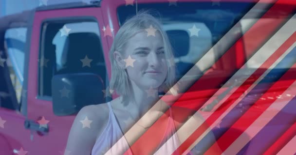 Animación Bandera Sobre Mujer Caucásica Coche Playa Patriotismo Americano Diversidad — Vídeo de stock