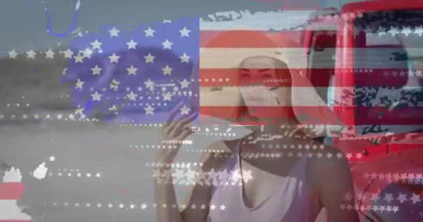 ビーチで車で白人女性の上にアメリカの国旗のアニメーション アメリカの愛国心 多様性 休暇の概念がデジタル生成されたビデオ — ストック動画