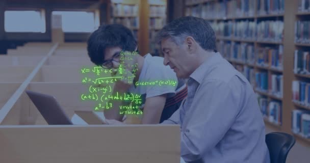 図書館でラップトップとタブレットを使用して 白人男性教師と学生に対する方程式のアニメーション データ コミュニケーション デジタル生成されたビデオ — ストック動画
