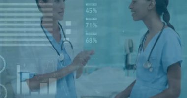 Çeşitli doktorlar üzerinde veri işleme animasyonu. Küresel tıp, bağlantılar, hesaplama ve veri işleme kavramı dijital olarak oluşturulmuş video.