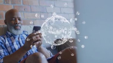 Akıllı telefon kullanan Afro-Amerikan bir adam üzerinden bağlantı ağının ve dünyanın animasyonu. Dijital olarak oluşturulmuş küresel bağlantılar, hesaplama ve veri işleme kavramı.