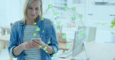 Akıllı telefon kullanan mutlu beyaz kadın üzerinden finans veri ağının animasyonu. Bağlantı, ağ, işleme, veri, finans ve iletişim, dijital olarak oluşturulmuş video.