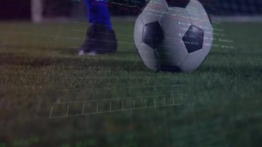 Futbolcu ve top üzerinde finansal veri işleme animasyonu. Küresel spor, iş, bağlantılar, hesaplama ve veri işleme kavramı dijital olarak oluşturulmuş video.