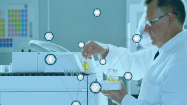 Laboratuvarda çalışan beyaz erkek bilim adamı üzerinde tıbbi ikonlar ağı animasyonu. Bağlantı, bilim, tıbbi araştırma, dijital arayüz ve iletişim, dijital olarak oluşturulmuş video.