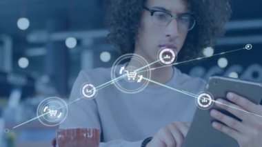 Ofisteki tablet kullanılarak melez iş adamlarının üzerindeki simgelerle olan bağlantıların animasyonu. Dijital olarak oluşturulmuş küresel bağlantılar, iş ve dijital arayüz kavramı.