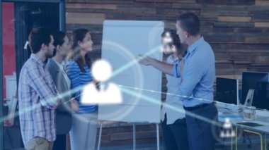 Ofisteki farklı iş adamlarının insanlarla olan bağlantılarının animasyonu. Küresel finans, iş, bağlantılar, hesaplama ve veri işleme kavramı dijital olarak oluşturulmuş video.