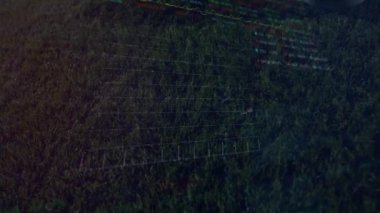 Futbolcu ve top üzerinde finansal veri işleme animasyonu. Küresel spor, iş, bağlantılar, hesaplama ve veri işleme kavramı dijital olarak oluşturulmuş video.