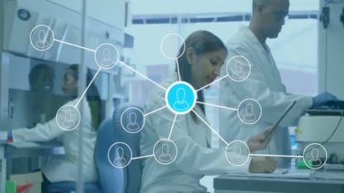Laboratuvarda çalışan çeşitli bilim adamları üzerinde insan ikonlarının animasyonu. Bağlantı, tıbbi araştırma, veri, bilim, dijital arayüz ve iletişim, dijital olarak oluşturulmuş video.