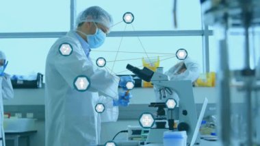 Laboratuvarda çalışan çeşitli bilim adamları üzerinde tıbbi ikonlar ağı animasyonu. Bağlantı, bilim, tıbbi araştırma, dijital arayüz ve iletişim, dijital olarak oluşturulmuş video.