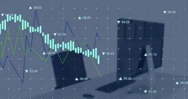 Boş ofisteki bilgisayarın üzerinde grafik ve veri işleme animasyonları. Bağlantı, veri, işleme, dijital arayüz, iş ve iletişim, dijital olarak oluşturulmuş video.