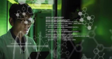 Sunucu odasında çalışan Asyalı erkek teknisyenle ilgili veri işleme elementlerinin animasyonu. Bağlantı, araştırma, ai, dijital arayüz, veri ve iletişim, dijital olarak oluşturulmuş video.