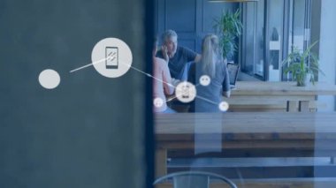 Ofisteki çeşitli iş adamlarının simgeleriyle bağlantı ağının animasyonu. Küresel finans, iş, bağlantılar, hesaplama ve veri işleme kavramı dijital olarak oluşturulmuş video.