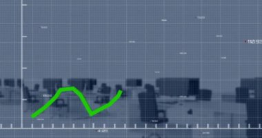 Boş ofislerdeki masalardaki bilgisayarların üzerinde yeşil grafik ve veri işleme animasyonu. Bağlantı, veri, işleme, dijital arayüz, iş ve iletişim, dijital olarak oluşturulmuş video.