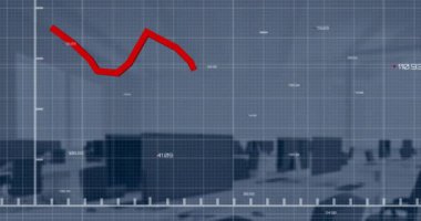 Ofisteki bilgisayarların üzerindeki kırmızı grafik işleme verilerinin animasyonu. Bağlantı, ağ, işleme, veri, iş ve iletişim, dijital olarak oluşturulmuş video.