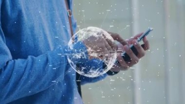 Akıllı telefon kullanan melez bir adamın orta bölümündeki küresel ağ işleme verilerinin animasyonu. Bağlantı, veri, ağ, dijital arayüz ve küresel iletişim, dijital olarak oluşturulmuş video.