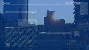 Şehir manzarası üzerinde veri işleme animasyonu. Küresel iş, teknoloji, bilgisayar ve dijital arayüz kavramı dijital olarak oluşturulmuş video.