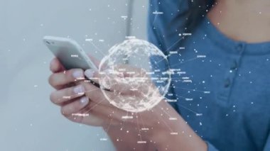 Akıllı telefon kullanan melez bir kadının orta kesiminde küresel ağ ve veri işleme animasyonu. Bağlantı, veri, ağ, dijital arayüz ve küresel iletişim, dijital olarak oluşturulmuş video.