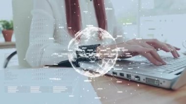 Kafkasyalı iş kadını üzerinden dizüstü bilgisayar kullanan dünya bağlantılarının animasyonu. Küresel finans, iş, bağlantılar, hesaplama ve veri işleme kavramı dijital olarak oluşturulmuş video.