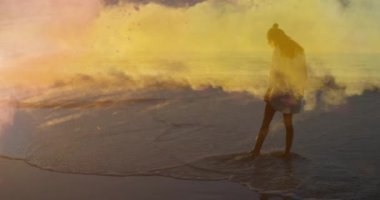 Kumsaldaki beyaz kadın üzerinde duman izlerinin canlandırılması. Yaşam tarzı ve doğa konsepti dijital olarak oluşturulmuş video.