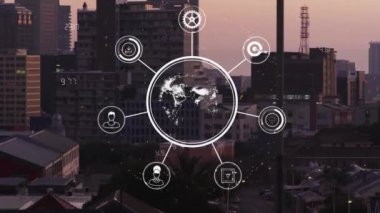Şehir manzarası üzerinde ikonlar ve dijital veri işleme ağları animasyonu. Dijital olarak oluşturulmuş küresel bağlantılar, hesaplama ve veri işleme kavramı.