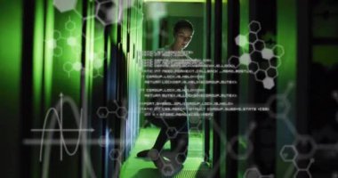 Sunucu odasında çalışan kadın teknisyenle ilgili elementlerin, çizelgelerin ve işlem verilerinin animasyonu. Bağlantı, araştırma, ai, dijital arayüz, veri ve iletişim, dijital olarak oluşturulmuş video.