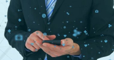 Akıllı telefon kullanan beyaz iş adamlarının iletişim ağının ve sağlık simgelerinin animasyonu. Bağlantı, veri, dijital arayüz, sağlık, iş ve iletişim, dijital olarak oluşturulmuş video.