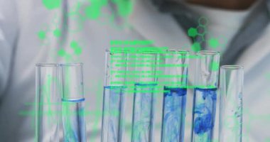 Laboratuvarda deney tüpleri olan beyaz erkek bilim adamı üzerinde bilimsel veri işleme animasyonu. Küresel bilim, bağlantılar, hesaplama ve veri işleme kavramı dijital olarak oluşturulmuş video.