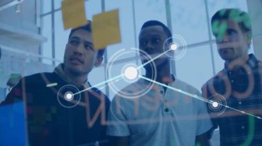 Ofisteki çeşitli iş adamlarıyla olan bağlantıların animasyonu. Küresel finans, iş, bağlantılar, hesaplama ve veri işleme kavramı dijital olarak oluşturulmuş video.