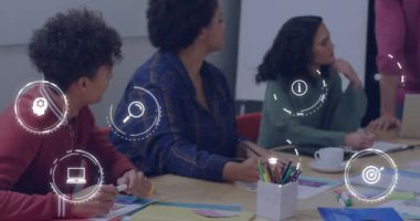 Ofisteki çeşitli iş adamları üzerinde dijital simgelerin ve veri işlemlerinin animasyonu. Küresel finans, iş, bağlantılar, hesaplama ve veri işleme kavramı dijital olarak oluşturulmuş video.