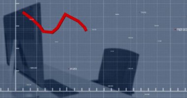 Boş ofisteki bilgisayarın üzerinde kırmızı grafik ve veri işleme animasyonu. Bağlantı, veri, işleme, dijital arayüz, iş ve iletişim, dijital olarak oluşturulmuş video.