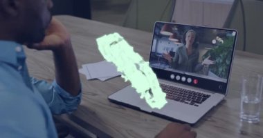 Afro-Amerikan iş adamı üzerinde dişli bulut animasyonu. Küresel finans, iş, bağlantılar, bulut hesaplama ve veri işleme kavramı dijital olarak oluşturulmuş video.