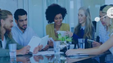 Muhtelif meslekdaşların ofiste toplanması üzerine simgelerle bağlantı ağının animasyonu. Dijital olarak oluşturulmuş küresel bağlantılar, iş ve dijital arayüz kavramı.