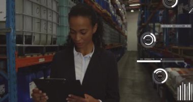 Depodaki Afro-Amerikan kadın çalışanın veri işleme animasyonu. Küresel gönderim, dağıtım, bilgisayar ve dijital arayüz kavramı dijital olarak oluşturulmuş video.