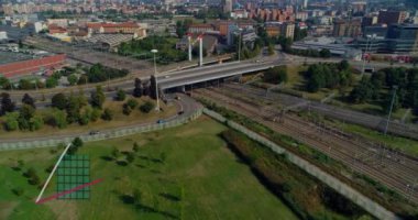 Şehir manzarası üzerinde finansal veri işleme animasyonu. Küresel finans, iş, bağlantılar, hesaplama ve veri işleme kavramı dijital olarak oluşturulmuş video.