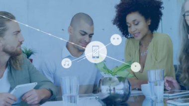 Muhtelif meslekdaşların ofiste toplanması üzerine simgelerle bağlantı ağının animasyonu. Dijital olarak oluşturulmuş küresel bağlantılar, iş ve dijital arayüz kavramı.