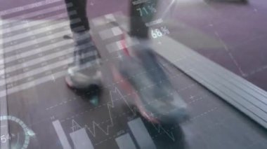 Koşu bandında koşan kadının finansal veri işleme animasyonu. Küresel spor, iş, bağlantılar, hesaplama ve veri işleme kavramı dijital olarak oluşturulmuş video.