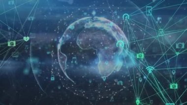 Medya ağının animasyonu ve karanlık arka planda dönen dünya üzerindeki bağlantılar. Bağlantı, veri, işleme, dijital arayüz, ağ ve küresel iletişim, dijital olarak oluşturulmuş video.