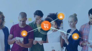 Ofisteki tabletleri kullanan çeşitli meslektaşlar üzerindeki simgelerle bağlantı ağının animasyonu. Dijital olarak oluşturulmuş küresel bağlantılar, iş ve dijital arayüz kavramı.