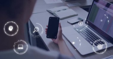 Akıllı telefon kullanan beyaz iş kadını üzerinden dijital simgelerin ve veri işlemenin animasyonu. Küresel finans, iş, bağlantılar, hesaplama ve veri işleme kavramı dijital olarak oluşturulmuş video.