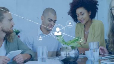 Muhtelif meslekdaşların ofiste toplanması üzerine simgelerle bağlantı ağının animasyonu. Dijital olarak oluşturulmuş küresel bağlantılar, iş ve dijital arayüz kavramı.