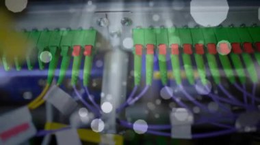 Bilgisayar sunucuları üzerinde hareket eden ışık noktalarının animasyonu. Dijital olarak oluşturulmuş küresel bağlantılar, hesaplama ve veri işleme kavramı.