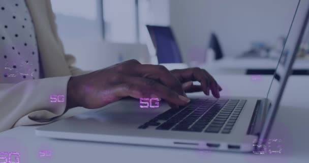 用笔记本电脑在非洲裔美国女商人身上动画5G的文字和数据处理 全球金融 计算和数据处理概念 — 图库视频影像