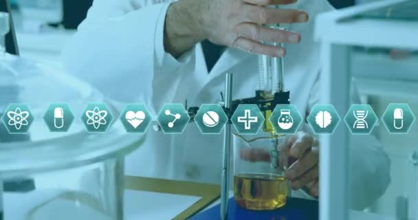 Animación Iconos Médicos Sobre Científicos Masculinos Caucásicos Que Trabajan Laboratorio — Vídeo de stock
