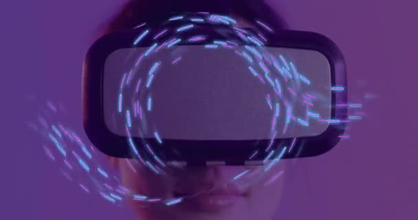 Animación Formas Púrpuras Moviéndose Sobre Mujer Caucásica Usando Auriculares Tecnología — Vídeo de stock