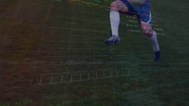 利用球对高加索足球运动员进行财务数据处理动画 全球体育 计算和数据处理概念 — 图库视频影像