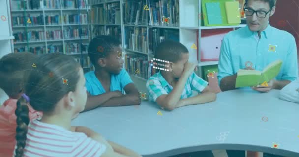 多様な児童および男性教師に対する財務データ処理のアニメーション グローバル教育 ビジネス コネクション コンピューティング データ処理コンセプトデジタル生成ビデオ — ストック動画